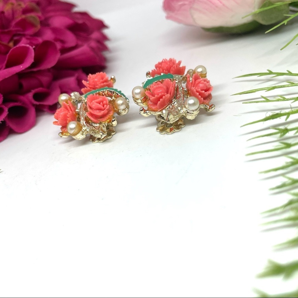 VINTAGE⚜️Carved Flower & Pearl Cluster Clip Earrings - Picture 4 of 7